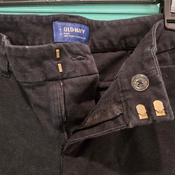 Old Navy Black Mid Rise Pixie - Picture 4 of 6